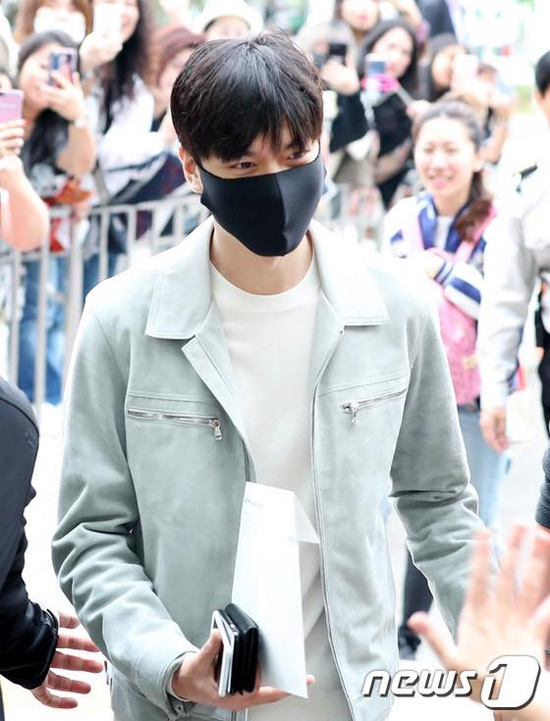 Lee Min Ho lên đường nhập ngũ, một 'rừng' fan bịn rịn chia tay ảnh 8